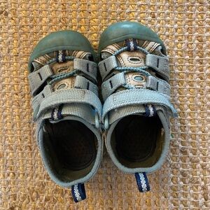 Toddler girl’s Keen Sandals in light blue/teal.